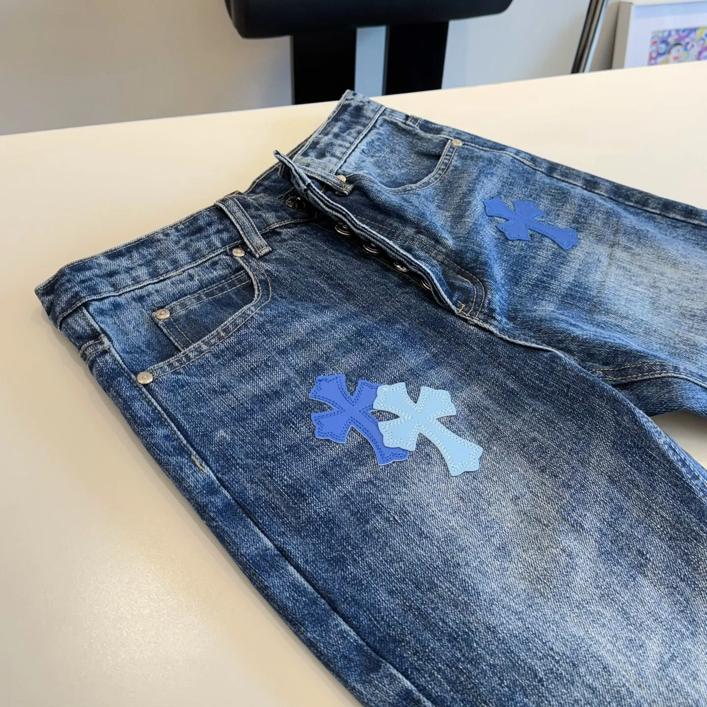 P270 Style number: D423 Chrome hearts CH new bootcut dark blue classic cross-fit leather jeans Size: s-XXL (28 30 32 34 36) Color: washed dark blue Size reference 28 trouser length 100 waist circumference 72 30 trouser length 101 waist circumference 76 32 trouser length 103 waist circumference 80 34 trouser length 104 waist circumference 84 36 pants length 106 waist 88